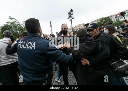 Während der Demonstration treffen Polizeibeamte auf Demonstranten.Besitzer von Restaurants, Bars und Clubs protestieren gegen die restriktiven Maßnahmen der Regierung. Dutzende Restaurants und Bars gehen bankrott und Hunderte von Menschen gehen während der Pandemie-Krise in Portugal in Arbeitslosigkeit. Stockfoto