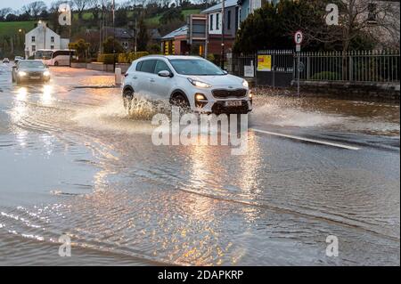 Bantry, West Cork, Irland. November 2020. Bantry Stadt überflutet noch einmal an diesem Abend nach einem Tag des Regens. Die Straße auf dem Stadtplatz wurde durch die Menge des Regens überflutet, was dazu führte, dass sich die Asphaltstraße auflöste. Quelle: AG News/Alamy Live News Stockfoto