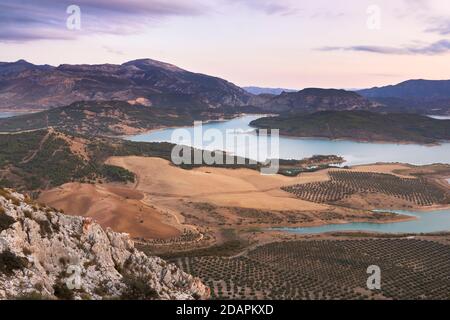 Guadalteba Stausee von der Penarrubia in der Provinz Malaga aus gesehen. Andalusien, Spanien Stockfoto