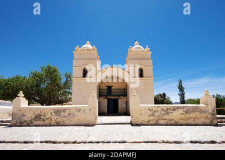 Außenansicht der Jesuitenkirche aus dem 17. Jahrhundert Iglesia San Pedro Nolasco de los Molinos, Provinz Salta, Argentinien. Stockfoto