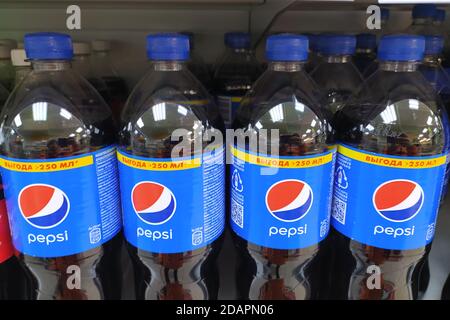 Syktyvkar, Russland -13.33.2020: Pepsi-Produkte auf dem Display in einem Lebensmittelgeschäft. Pepsi Company ist weltweit führender Hersteller von Sodagetränken. Hochwertige Fotos Stockfoto