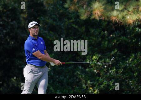 Augusta, Usa. November 2020. Jon Rahm beobachtet seinen Schuss auf das siebte Loch während der dritten Runde des Masters 2020 Golfturniers im Augusta National Golf Club in Augusta, Georgia am Samstag, 14. November 2020. Foto von Kevin Dietsch/UPI Kredit: UPI/Alamy Live News Stockfoto