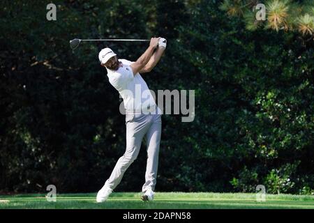 Augusta, Usa. November 2020. Dustin Johnson fährt vom siebten Loch während der dritten Runde des Masters 2020 Golfturniers im Augusta National Golf Club in Augusta, Georgia am Samstag, 14. November 2020. Foto von Kevin Dietsch/UPI Kredit: UPI/Alamy Live News Stockfoto