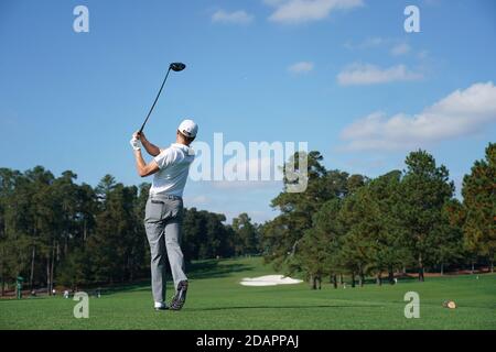 Augusta, Usa. November 2020. Justin Thomas fährt am Samstag, den 14. November 2020, in der dritten Runde des Masters-Golfturniers 2020 im Augusta National Golf Club in Augusta, Georgia, auf das achte Loch. Foto von Kevin Dietsch/UPI Kredit: UPI/Alamy Live News Stockfoto