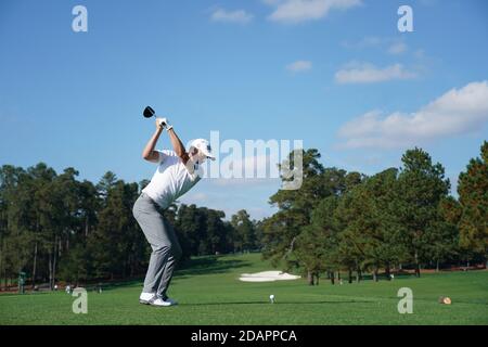 Augusta, Usa. November 2020. Justin Thomas fährt am Samstag, den 14. November 2020, in der dritten Runde des Masters-Golfturniers 2020 im Augusta National Golf Club in Augusta, Georgia, auf das achte Loch. Foto von Kevin Dietsch/UPI Kredit: UPI/Alamy Live News Stockfoto