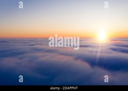 Arial Blick aus dem Flugzeug auf den Sonnenaufgang Himmel, schönen wolkigen Himmel Panoramablick Stockfoto