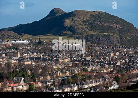 Wohnhäuser in Süd-Edinburgh mit Arthur's Seat im Hintergrund, aufgenommen aus Blackford Hill, Edinburgh, Schottland, Großbritannien. Stockfoto