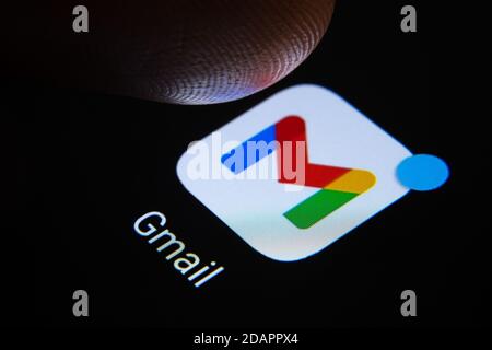 Stafford / Vereinigtes Königreich - November 12 2020: Google Gmail App mit Benachrichtigung und verschwommener Fingerspitze darüber bereit, die sreen von smartphon drücken Stockfoto