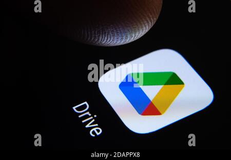 Stafford / Vereinigtes Königreich - November 12 2020: Google Drive App und verschwommene Fingerspitze darüber bereit, die sreen des Smartphones zu drücken. Die Anwendung Stockfoto