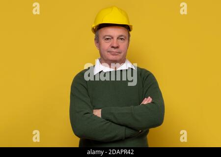 Leitender kaukasischer Vorarbeiter mit speziellem Hut Stockfoto