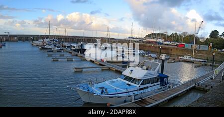 Abend im Watchet Harbour Marina, Watchet, Somerset, South West, England, UK, TA23 0AQ Stockfoto