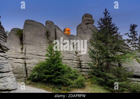 Sonnenuntergang an der Pilgerfelsenformation (pol. Pielgrzymy, Ger. Dreisteine), Karkonosze (Riesengebirge). Polen, Niederschlesien Provinz Stockfoto