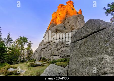 Sonnenuntergang an der Pilgerfelsenformation (pol. Pielgrzymy, Ger. Dreisteine), Karkonosze (Riesengebirge). Polen, Niederschlesien Provinz Stockfoto