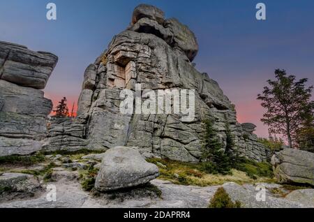 Sonnenuntergang an der Pilgerfelsenformation (pol. Pielgrzymy, Ger. Dreisteine), Karkonosze (Riesengebirge). Polen, Niederschlesien Provinz Stockfoto