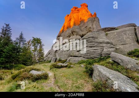 Sonnenuntergang an der Pilgerfelsenformation (pol. Pielgrzymy, Ger. Dreisteine), Karkonosze (Riesengebirge). Polen, Niederschlesien Provinz Stockfoto