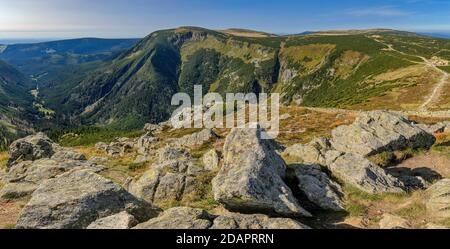 Blick auf das Riesental (Obri dul), den Brunnenberg (Studnicni hora), die Ebene unter der Sniezka. Bergrücken des Riesengebirges (Karkonosze). Polnisch - Cz Stockfoto