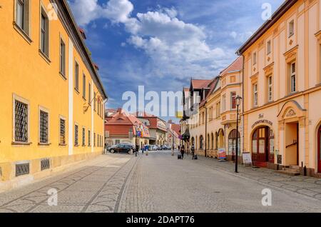 1. Mai Straße, Haus der Kantoren und Kulturzentrum im Hintergrund. Stadt Jelenia Gora, (Ger.: Hirschberg im Riesengebirge), Niederschlesien p Stockfoto