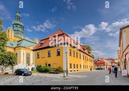 1. Mai Straße, Heilig-Kreuz-Kirche (18. jahrhundert), Haus der Kantore. Stadt Jelenia Gora, (ger.: Hirschberg im Riesengebirge), Niederschlesien Provinz, Stockfoto