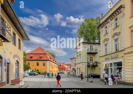 1. Mai Straße, Gebäude aus dem 18. jahrhundert, ehemaliger Palast; im Hintergrund das Kantorenhaus. Stadt Jelenia Gora, (ger.: Hirschberg im Riesengebirge), Unterer Stockfoto