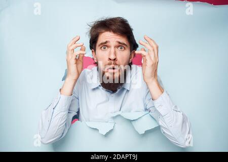 Emotionaler Mann in blauem Hemd bricht durch Wand Emotionen abgeschnitten Büro anzeigen Stockfoto