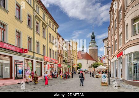 1. Mai Straße, orthodoxe Kirche und Wojanowska Turm im Hintergrund, Stadt Jelenia Gora, (z.: Hirschberg im Riesengebirge), Innenstadt, Unteres Sil Stockfoto