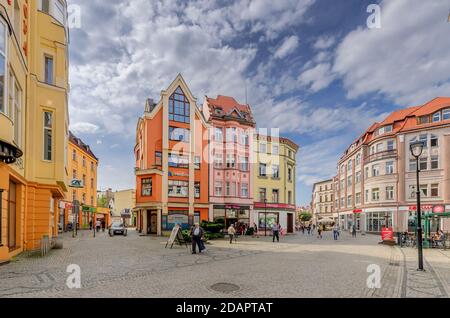 1. Mai Straße, Stadt Jelenia Gora, (Ger.: Hirschberg im Riesengebirge), Innenstadt, Niederschlesien Provinz, Polen. Stockfoto