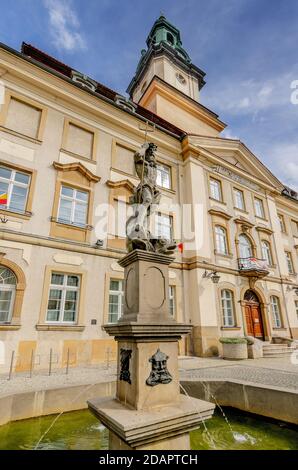 Der Neptunbrunnen vor dem Rathaus. Stadt Jelenia Gora, (ger.: Hirschberg im Riesengebirge), Niederschlesien Provinz, Polen. Stockfoto