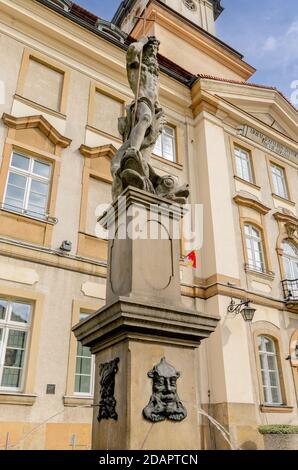 Der Neptunbrunnen vor dem Rathaus. Stadt Jelenia Gora, (ger.: Hirschberg im Riesengebirge), Niederschlesien Provinz, Polen. Stockfoto