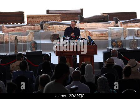 Gizeh, Ägypten. November 2020. Ägyptischer Tourismus und Antiquitäten Minister Khaled al-Anany spricht bei einer Pressekonferenz auf dem Gelände der hölzernen Sargentdeckung in der Provinz Giza, Ägypten, am 14. November 2020. Ägyptische Tourismus und Antiquitäten Ministerium enthüllt am Samstag 100 neu entdeckte alte Särge in der Provinz Giza in der Nähe der Hauptstadt Kairo. Quelle: Ahmed Gomaa/Xinhua/Alamy Live News Stockfoto