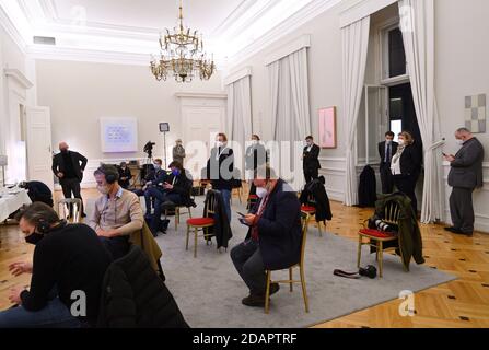 Wien, Österreich. 14. November 2020. Pressekonferenz der österreichischen Bundesregierung. Das öffentliche Leben in Österreich soll weiter stillgelegt werden. Am Samstag, dem 14. November 2020, kündigte die Regierung eine neue Verschärfung der Maßnahmen an. Ab nächster Woche sollte der Einzelhandel wie bei der ersten Abriegelung im Frühjahr schließen. Österreich befindet sich bereits teilweise in einer Abriegelung: Bars und Restaurants sind geschlossen. Das Bild zeigt Medienleute im Bundeskanzleramt Stockfoto