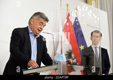 Wien, Österreich. 14. November 2020. Pressekonferenz der österreichischen Bundesregierung. Das öffentliche Leben in Österreich soll weiter stillgelegt werden. Am Samstag, dem 14. November 2020, kündigte die Regierung eine neue Verschärfung der Maßnahmen an. Ab nächster Woche sollte der Einzelhandel wie bei der ersten Abriegelung im Frühjahr schließen. Österreich befindet sich bereits teilweise in einer Abriegelung: Bars und Restaurants sind geschlossen. Bild zeigt von L bis R Vizekanzler Werner Kogler (die Grünen) und Kanzler Sebastian Kurz (ÖVP) Stockfoto