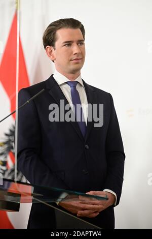 Wien, Österreich. 14. November 2020. Pressekonferenz der österreichischen Bundesregierung. Das öffentliche Leben in Österreich soll weiter stillgelegt werden. Am Samstag, dem 14. November 2020, kündigte die Regierung eine neue Verschärfung der Maßnahmen an. Ab nächster Woche sollte der Einzelhandel wie bei der ersten Abriegelung im Frühjahr schließen. Österreich befindet sich bereits teilweise in einer Abriegelung: Bars und Restaurants sind geschlossen. Das Bild zeigt Kanzler Sebastian Kurz (ÖVP) Stockfoto