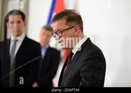 Wien, Österreich. 14. November 2020. Pressekonferenz der österreichischen Bundesregierung. Das öffentliche Leben in Österreich soll weiter stillgelegt werden. Am Samstag, dem 14. November 2020, kündigte die Regierung eine neue Verschärfung der Maßnahmen an. Ab nächster Woche sollte der Einzelhandel wie bei der ersten Abriegelung im Frühjahr schließen. Österreich befindet sich bereits teilweise in einer Abriegelung: Bars und Restaurants sind geschlossen. Das Bild zeigt von L bis R Vizekanzler Werner Kogler, Kanzler Sebastian Kurz und Gesundheitsminister Rudolf Anschober (die Grünen) im Vordergrund Stockfoto