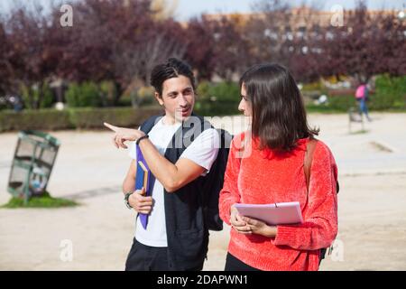 Zwei glückliche Studenten auf dem Schulgelände Stockfoto