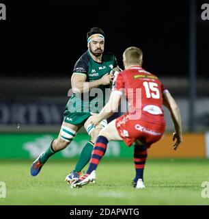 Galway Sportsgrounds, Galway, Connacht, Irland. November 2020. Guinness Pro 14 Rugby, Connacht versus Scarlets; Paul Boyle (Connacht) sucht einen Weg hinter Johnny McNicholl (Scarlets) Credit: Action Plus Sports/Alamy Live News Stockfoto