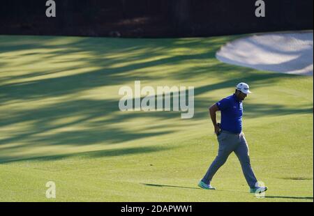 Augusta, Usa. November 2020. Jon Rahm geht aus dem zwölften Abschlag während der dritten Runde des Masters 2020 Turnier im Augusta National Golf Club in Augusta, Georgia am Samstag, 14. November 2020. Foto von Kevin Dietsch/UPI Kredit: UPI/Alamy Live News Stockfoto