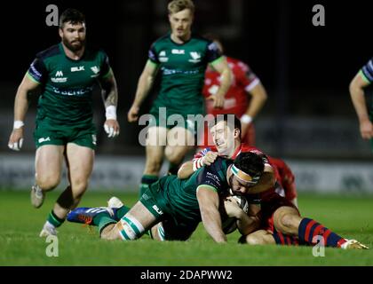 Galway Sportsgrounds, Galway, Connacht, Irland. November 2020. Guinness Pro 14 Rugby, Connacht versus Scarlets; Dan Jones (Scarlets) bringt Paul Boyle (Connacht) zum Boden Credit: Action Plus Sports/Alamy Live News Stockfoto