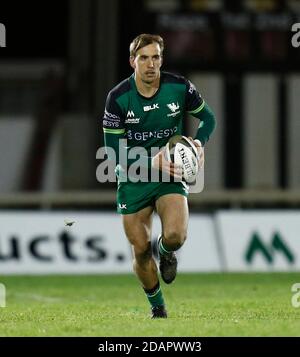 Galway Sportsgrounds, Galway, Connacht, Irland. November 2020. Guinness Pro 14 Rugby, Connacht versus Scarlets; John Porch bringt den Ball nach vorne im offenen Feld für Connacht Credit: Action Plus Sports/Alamy Live News Stockfoto