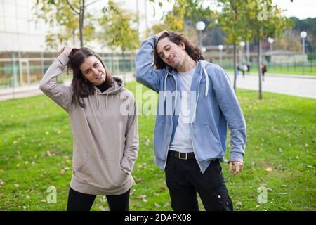 Zwei junge Freunde haben Spaß im Freien Stockfoto
