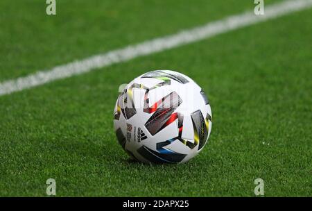 KIEW, UKRAINE - 10. OKTOBER 2020: Adidas Nations League, offizieller Spielball der UEFA Nations League auf dem Rasen während UEFA Nations League Spiel Ukraine gegen Deutschland im NSK Olimpiyskiy Stadion gesehen Stockfoto