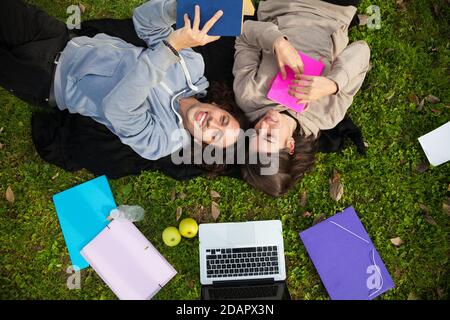 Zwei glückliche Studenten studieren draußen auf dem Schulcampus Stockfoto