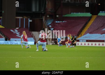 Birmingham, Großbritannien. Oktober 2020. Die Spieler nehmen das Knie während des FA Womens Super League 1 Spiels zwischen Aston Villa und Birmingham City im Villa Park Stadium in Birmingham. Orlagh Malone Gardner/SPP Credit: SPP Sport Press Photo. /Alamy Live Nachrichten Stockfoto