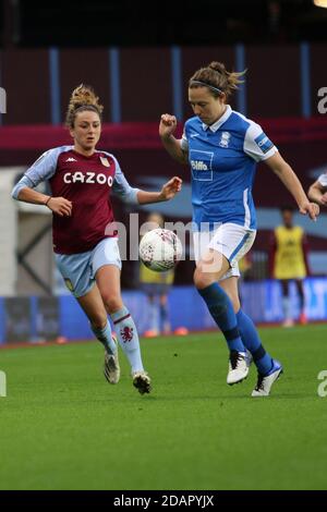 Birmingham, Großbritannien. Oktober 2020. Ein Kampf um den Ball während der FA Womens Super League 1 Spiel zwischen Aston Villa und Birmingham City im Villa Park Stadium in Birmingham. Orlagh Malone Gardner/SPP Credit: SPP Sport Press Photo. /Alamy Live Nachrichten Stockfoto