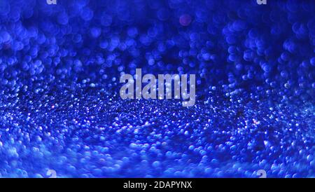 Stapel von glänzenden blauen Pailletten, abstrakter Hintergrund Stockfoto