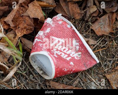 Eine weggeworfene Tim Hortons Papierkaffeetasse. Quebec, Kanada Stockfoto