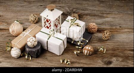Weihnachtsabend-Konzept mit Geschenken und natürlichen Dekorationen Stockfoto