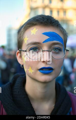 Mädchen mit europa-Flagge Gesicht Malerei marschieren gegen den Brexit, um ihre Zukunft zu schützen. Volksabstimmung märz am 2019. Oktober in London, Großbritannien Stockfoto