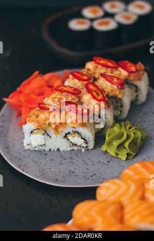 Sushi mit Lachs, Frischkäse Philadelphia, Gurke und Wasabi. Stockfoto