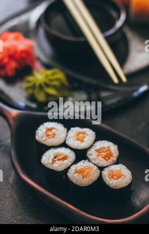 Sushi mit Lachs, Frischkäse Philadelphia, Gurke und Wasabi. Stockfoto