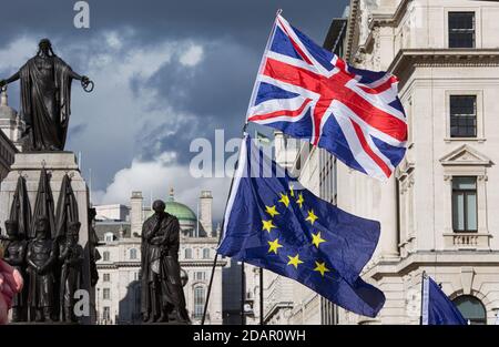 GROSSBRITANNIEN / England / London / Britische und europäische Flagge bei der Volksabstimmung märz am 19. Oktober 2019 in London. Stockfoto